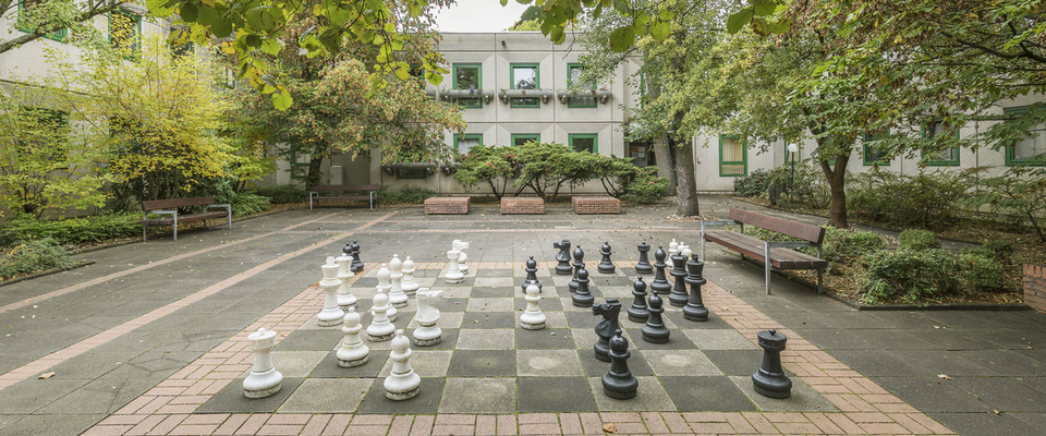 Innenhof mit Schachspiel vor Haus 2