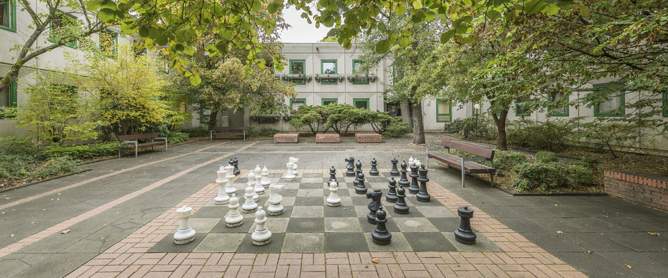 Innenhof mit Schachspiel vor Haus 2 im offenen Vollzug