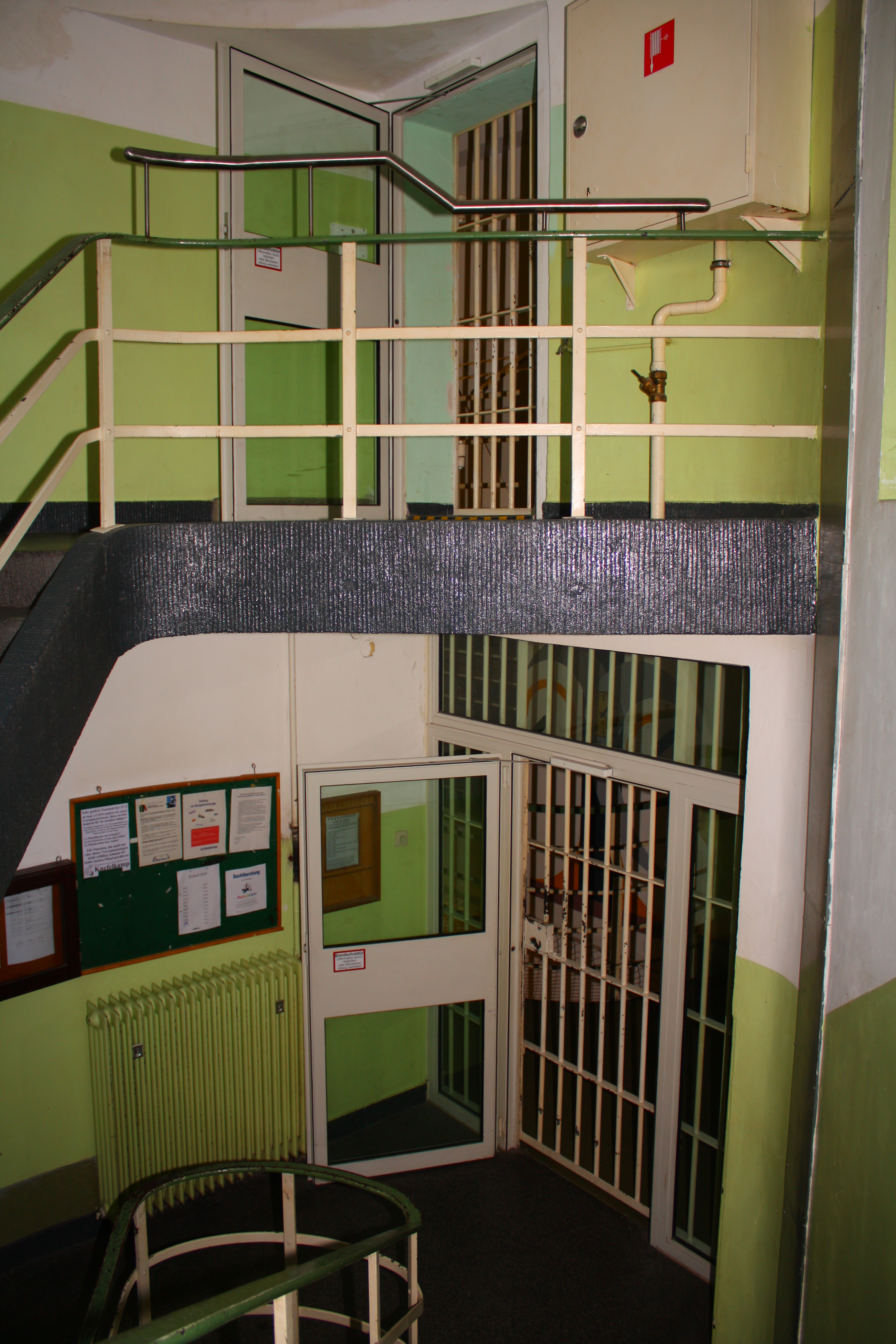 Treppenhaus mit Zugang zu den Abteilungen